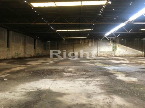 Warehouse with 2.009m2 in the centre of Montijo