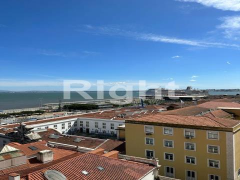 Apartamento T3 com vista rio, próximo do Panteão Nacional, Lisboa