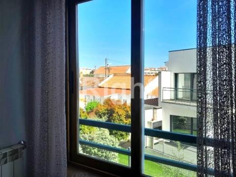 Apartamento T2 com garagem e arrecadação em Abrunheira/Sintra