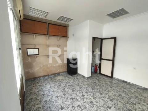 Store with 59m2 in Venteira