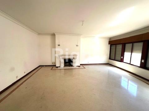 3 bedroom flat with terrace and parking space in Lumiar