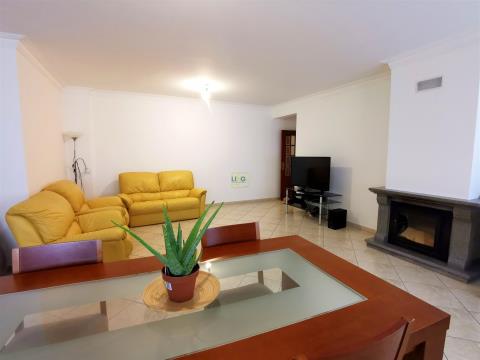 3 bedroom apartment with parking in Qtª da Granja