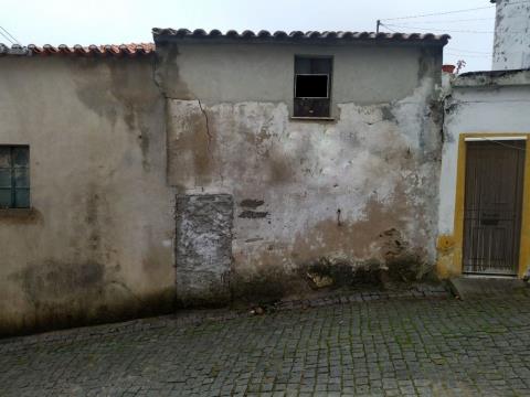 Moradia em banda de pedra, na rua principal da Vila de Fratel, Vila Velha de Rodão
