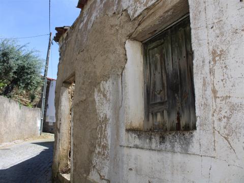 House for sale to rebuild in Malpica do Tejo...