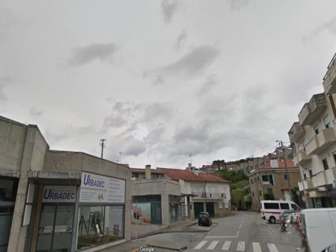 Armazém localizado no Lugar da Pisca nº47 em  Creixomil - Guimarães