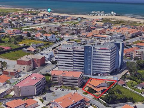 Vende-se moradia T4+1 para reabilitar junto à Praia em Miramar