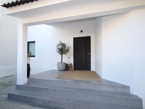 Renovated villa on the front line of the sea in Parede,Cascais