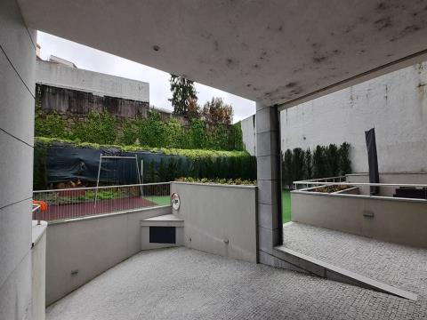 T1 com Vistas Panorâmicas (último Piso) em Condº Fechado com jardim, junto ao Metro e baixa do Porto