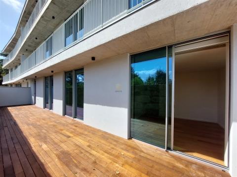 New T2 for sale in a gated condominium next to Colégio do Rosário, with large terrace, Porto