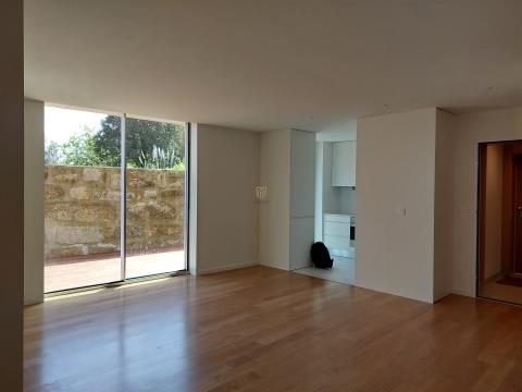 New T2 for sale in a gated condominium next to Colégio do Rosário, with large terrace, Porto