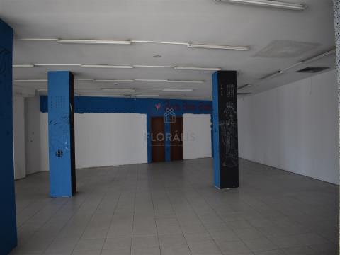 Loja Comercial com 362m2 de área bruta total, localizada na cidade da Covilhã.