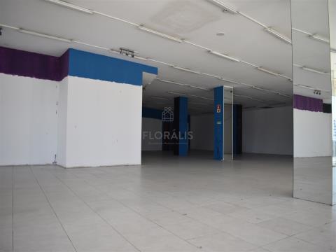 Loja Comercial com 362m2 de área bruta total, localizada na cidade da Covilhã.