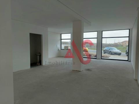 New shop with 132.40 m2 in Landim, Vila Nova de Famalicão