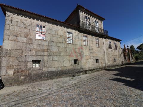 Quinta centenária para restauro com 3.200 m2 em Raimonda, Paços de Ferreira 