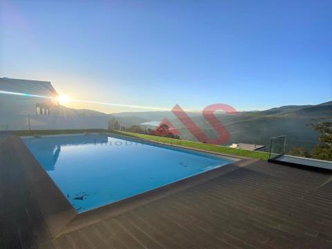 Villa de 4 dormitorios con piscina y vistas al río en Gerês