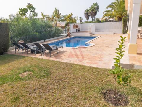 Detached house T4 with swimming pool in Albufeira