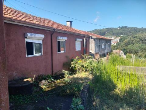Dos casas para restaurar en Calvos, Guimarães