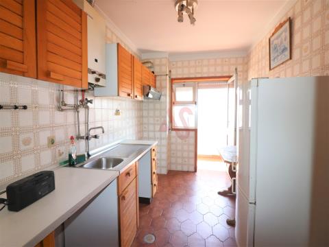 Apartamento de 2 dormitorios para reformar con terraza en Póvoa de Varzim