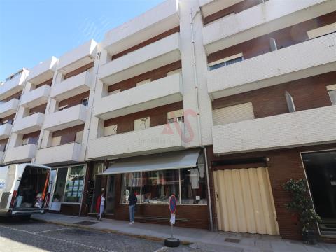 2 bedroom apartment to renovate with terrace in Póvoa de Varzim