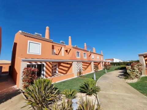 Moradia em banda T2 em condomínio fechado a partir de 395.000€ em Alcantarilha, Silves.