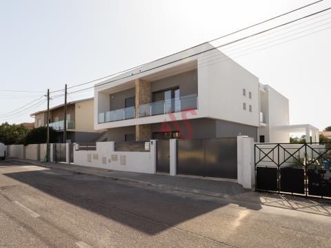 Neue Villa mit 4 Schlafzimmern in Fernão Ferro, Seixal