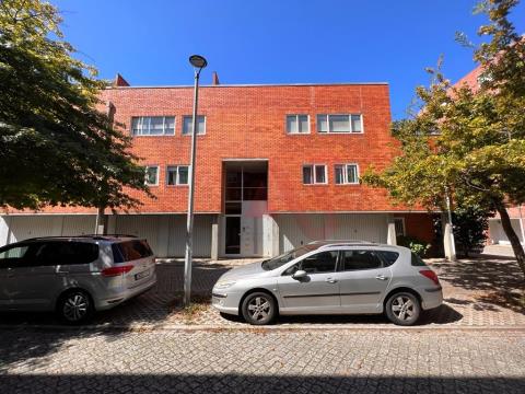 Andar/moradia duplex T4 com terraço e box para 1 carro, na Cooperativa dos Arquitetos –  Porto