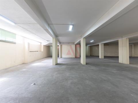 Warehouse with 1.366m2 for rent in Campanhã, Porto
