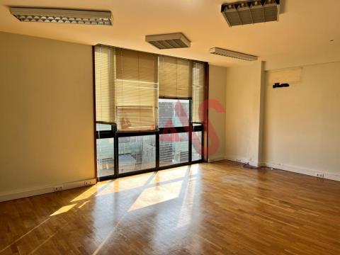 Office for rent in Ed. Sobarcol III, in the center of Barcelos