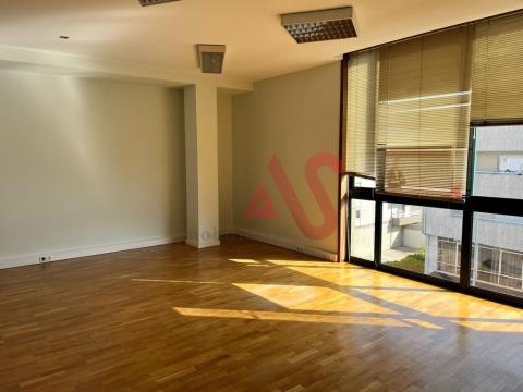 Office for rent in Ed. Sobarcol III, in the center of Barcelos