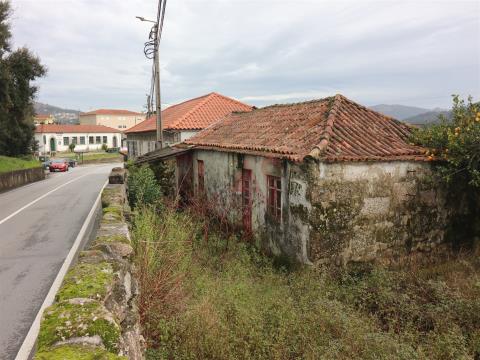 4 bedroom villa to restore in Moreira de Cónegos, Guimarães