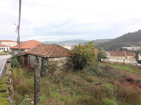 Moradia T4 para restaurar em Moreira de Cónegos, Guimarães