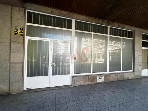 Loja com 100 m2 para arrendamento em São Vítor, Braga