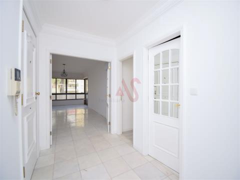 Renovated 5 bedroom apartment for rent in Lumiar, Lisbon