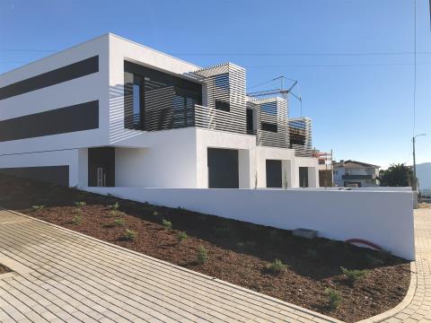 Moradia T3 em Banda em construção em Idães, Felgueiras