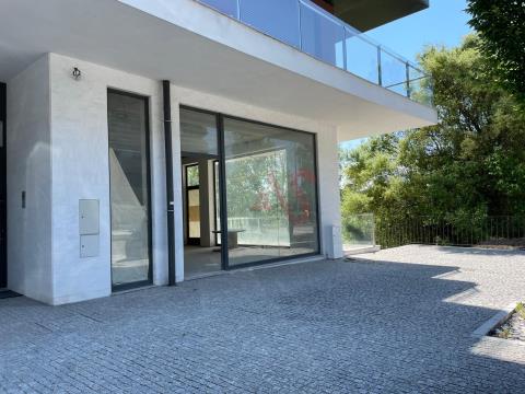 Ground floor shop with 166 m2 in the center of Lousada