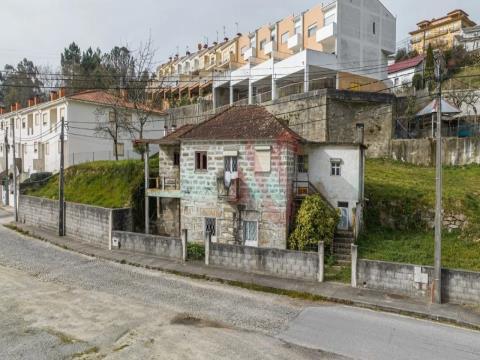 Chalet de 3 dormitorios para restauración en Figueiras, Lousada