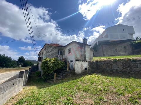 3 bedroom villa for restoration in Figueiras, Lousada
