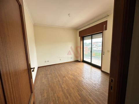 2 + 1 bedroom apartment for restoration in Caramos, Felgueiras