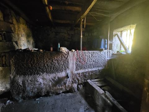 Casa de 3 dormitorios para restauración total en Roriz, Santo Tirso