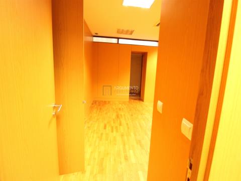 Loja no Bonfim bem localizada no Bonfim Porto com 197m2 ideal para converter apartamento T4