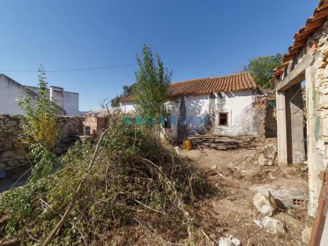 ANG886 - 4 bedroom house to renovate in Aljubarrota, Alcobaça