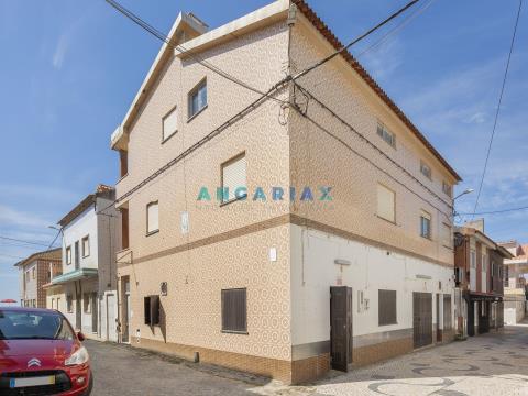 ANG1075 - Prédio com 4 Apartamentos T2 + Espaço Comercial para Venda na Praia da Vieira