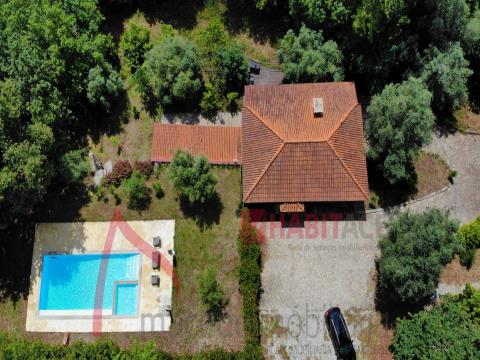 This Santa Marta do Bouro property, consisting of a wonderful house, completely restored, remodeled,