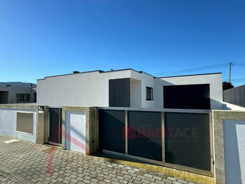 New T3 single storey house in Amares