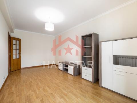 Rental / 2 bedroom apartment / Equipped kitchen / Terrace / Cruz da Areia