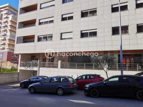 Venda de loja destinada a comércio com uma área total de 80m² em Barcelos