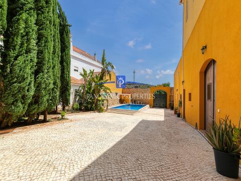 Moradia histórica de 19 quartos com piscina no coração da cidade de Silves, Algarve 