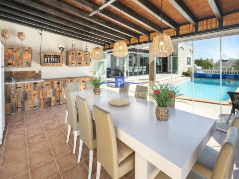Superb 4-bedroom villa with great entertaining space and views