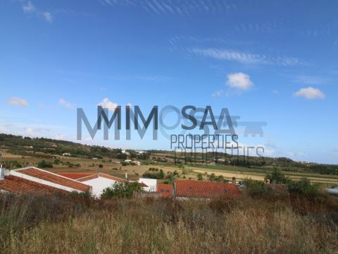 Land with investment potential in the quiet village of Sargaçal