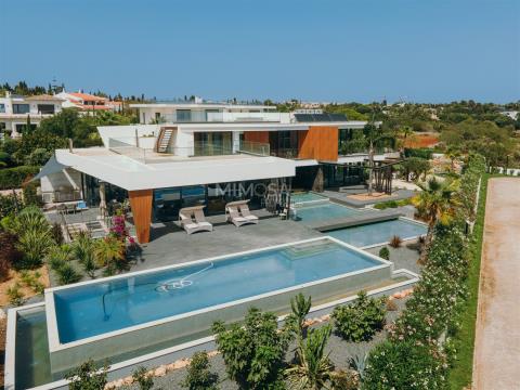 Espectacular villa de 4 dormitorios con vistas al mar y piscinas